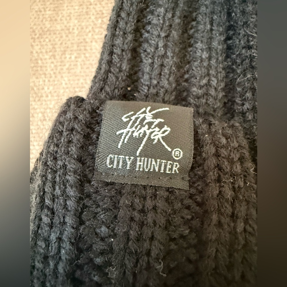City Hunter Black Knit Hat with Red Lips and Racoon Fur Pom Pom - Picture 6 of 8